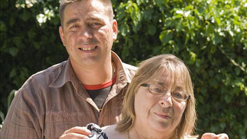 Utrinek s srečanja matere in sina po 27 letih.