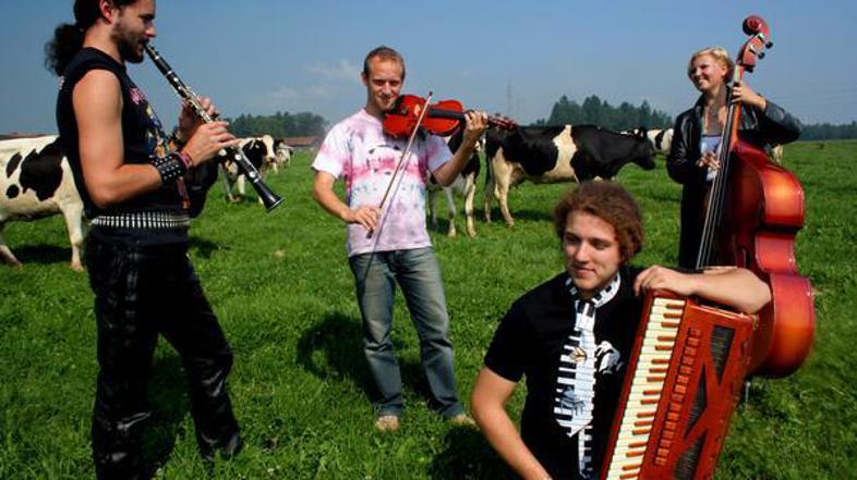 Čeprav boste v njihovi izvedbi lahko slišali marsikatero svetovno vižo, bodisi v