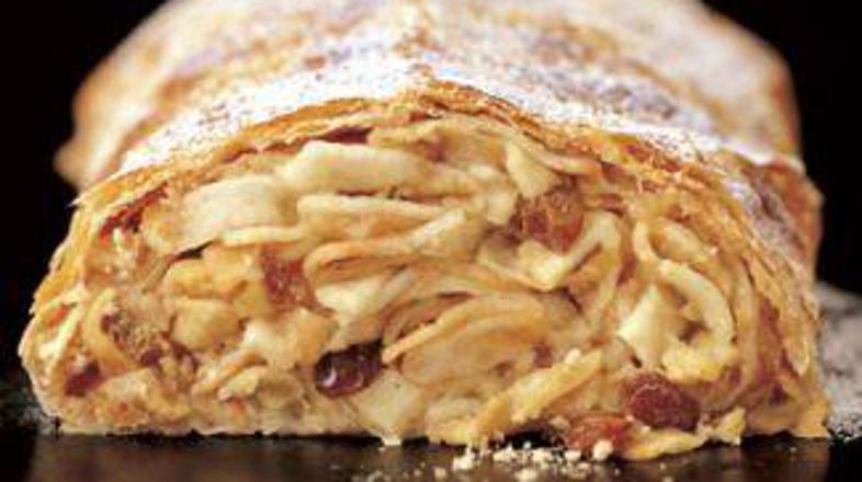 Še toplega lahko postrežete s stepeno smetano ali kepico vaniljevega sladoleda.