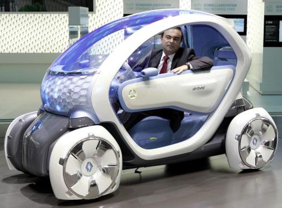 Carlos Ghosn se je med novinarje zapeljal v Twizyju Z. E., malem električnem mes