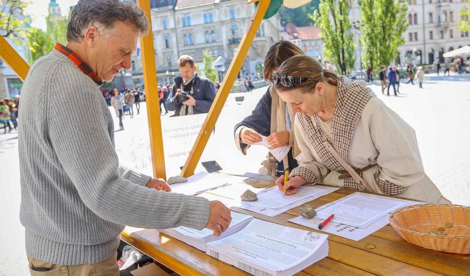 Začetek zbiranja podpisov: Opoziciji se je pridružila še ena stranka