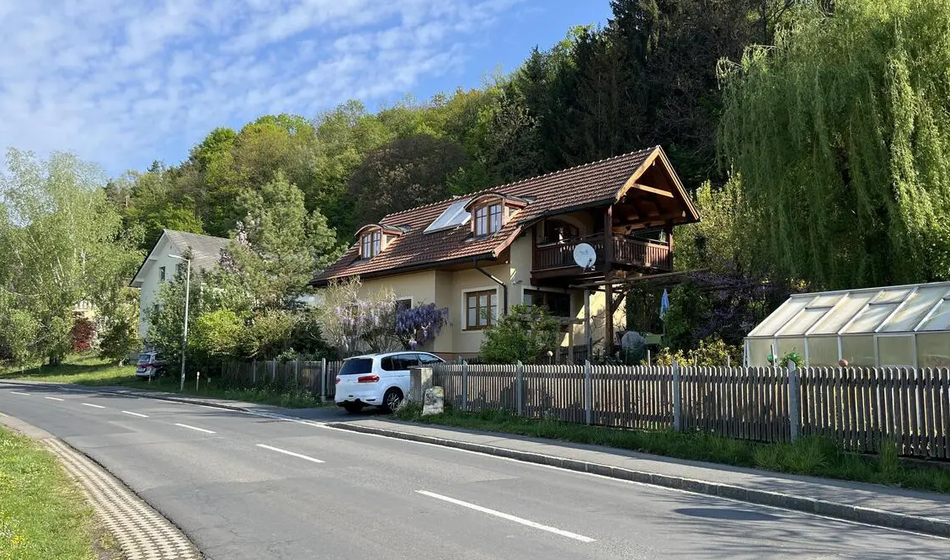 Na Štajerskem z nožem nad upokojenca, ki sta spala: Uboja je osumljen 17-letnik