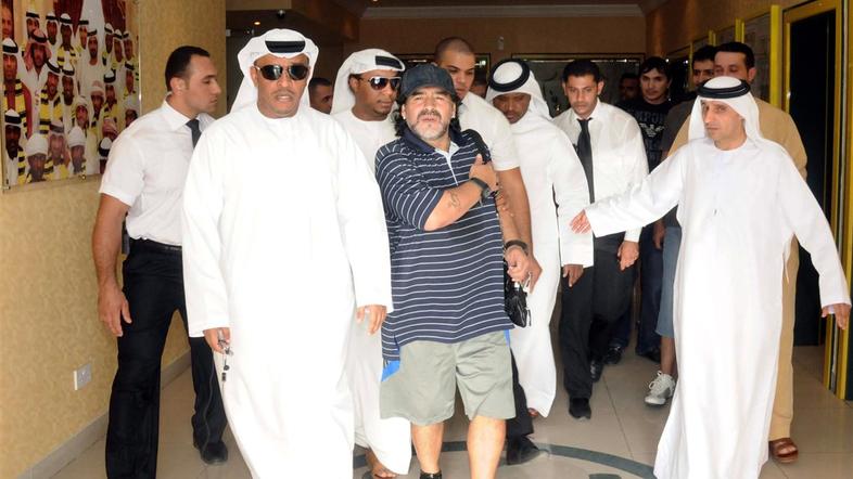 Diego Armando Maradona in njegovi novi delodajalci iz Dubaja. (Foto: EPA)