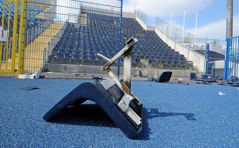 polomljeni stoli stol poškodovan poškodba škoda