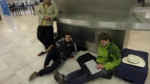Na letališčih je še vedno veliko potnikov. (Foto: Reuters)