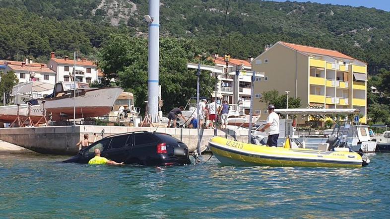 Avto zapeljal v morje