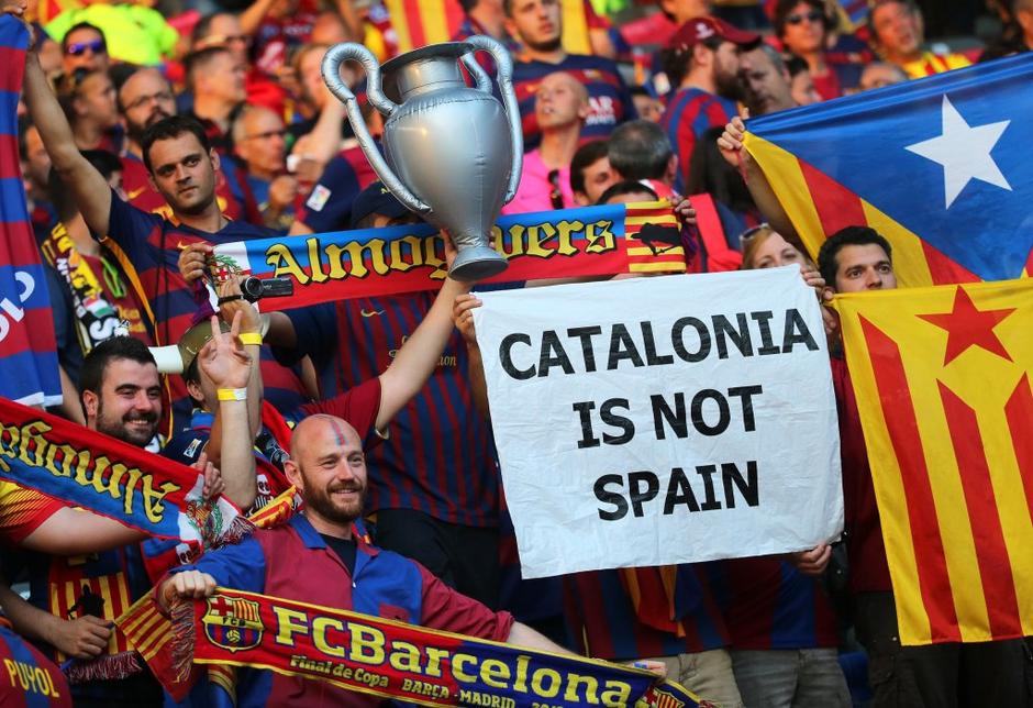 Barcelonski navijači s katalonskimi zastavami | Avtor: EPA