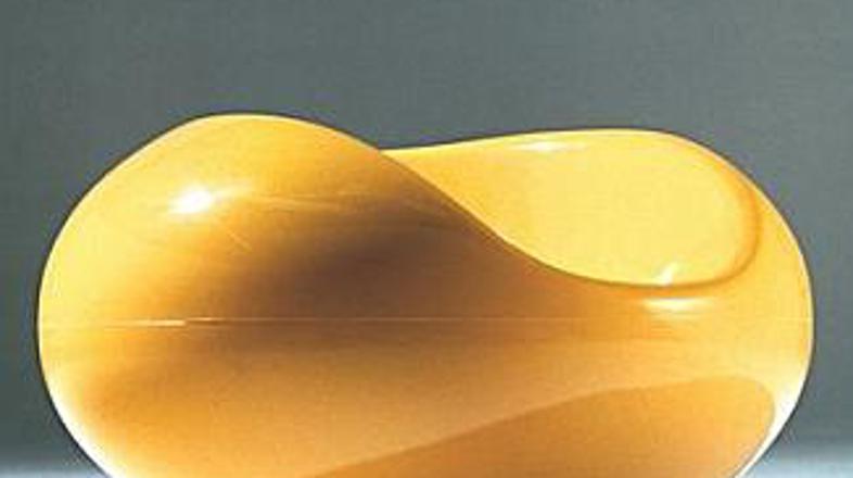 Eero Aarnio je naredil več stolov futurističnih oblik, ki se zelo dobro prodajaj