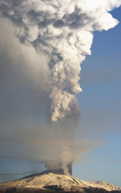 Iz Etne se ponovno dvigata dim in vulkanski pepel.