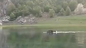 Mercedes v jezeru