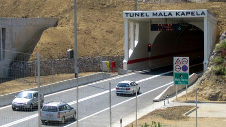 Priprti so po poročanju hrvaških medijev osumljeni, da so pri barvanju predorov 