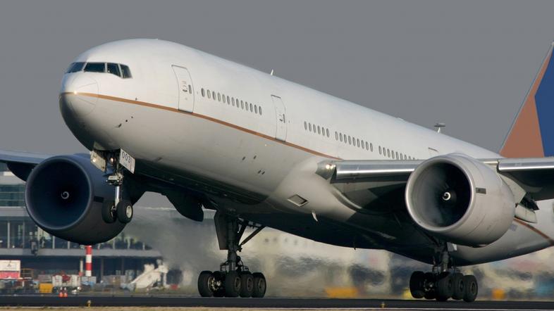 razno 07.10.09, boeing 777, potnisko letalo, vzlet letala, foto: shutterstock