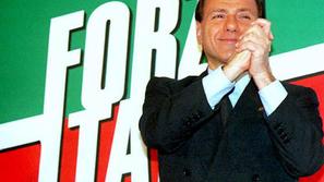 Berlusconiju se znova smeji.