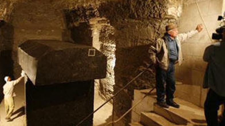 Zahi Hawass novinarjem razkazuje novoodkrito grobnico.