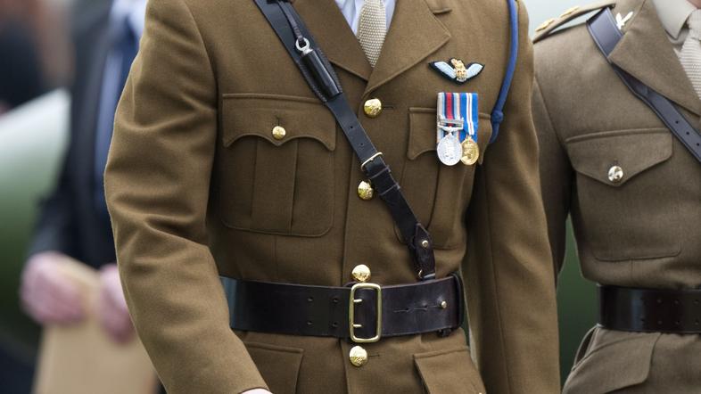 Princ Harry je z novim činom postal tudi pilot helikopterja Apache. (Foto: Flyne
