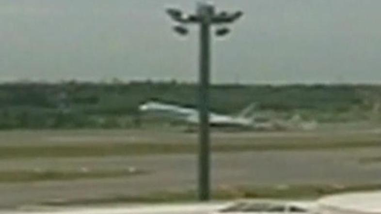 Letalo je ob pristajanju z repom drselo po pristajalni stezi.