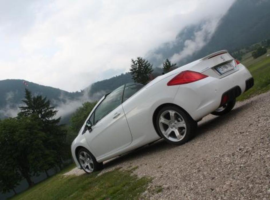 308CC premore veliko dinamičnosti in svežine, ki bo pogodu tako njej kot njemu, 