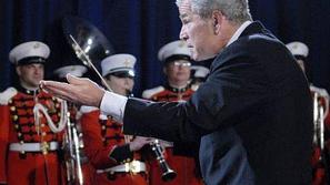 Da v sebi skriva številne talente, je Bush poskušal dokazati s tem, da je dirigi