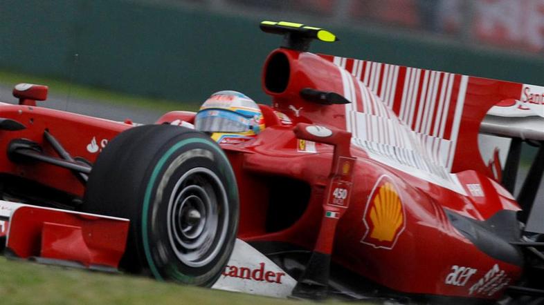 Fernando Alonso je z zmago in dvema četrtima mestoma po štirih dirkah na tretjem