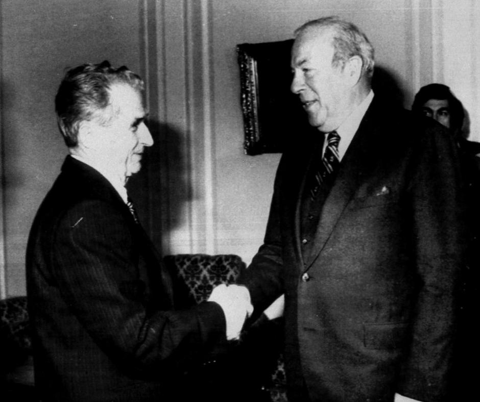 Ceausescu se je leta 1985 takole rokoval z amerišlim zunanjim ministrom Georgeom | Avtor: Reuters