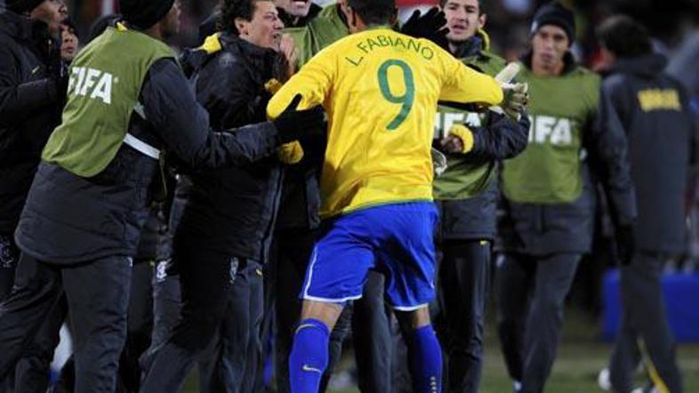 Luis Fabiano je Brazilce v drugem polčasu uspel vrniti v igro.