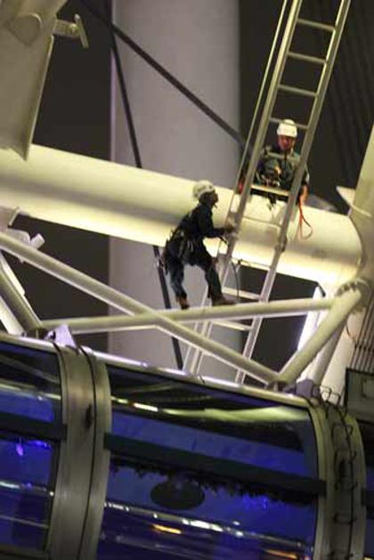 Ujetim turistom so na pomoč priskočili gasilci.