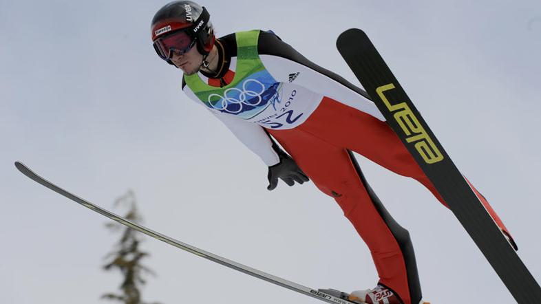 Robert Kranjec je bil po prvi seriji tekme smučarjev skakalcev v Oslu na odlične