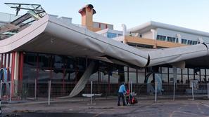 Odkrita streha na lizbonskem letališču.