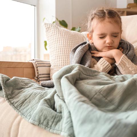 bolan otrok, bolezen, okužba, prehla, boleče grlo, angina, bolna deklica, viroza, prehlad,