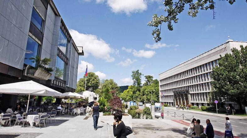 Ljubljana 05.06.2012 stavbi Maximarketa in drzvani zbor, parlament v Ljubljani, 