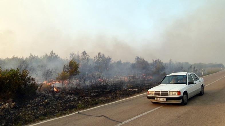 Požar pustoši po Braču