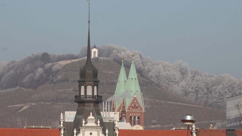 slovenija 19.12.13. cerkev, zvoniki, piramida maribor, foto: nino verdnik