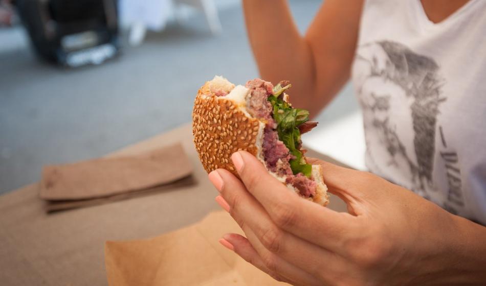 Evropska komisija bi ukinila vegi burgerje: "Ljudje jedo meso že od neolitika"