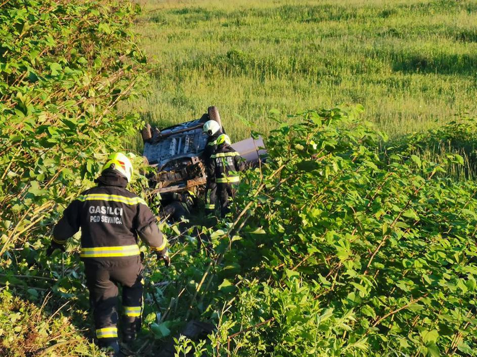 Prometna nesreča pri Blanci, avto na strehi