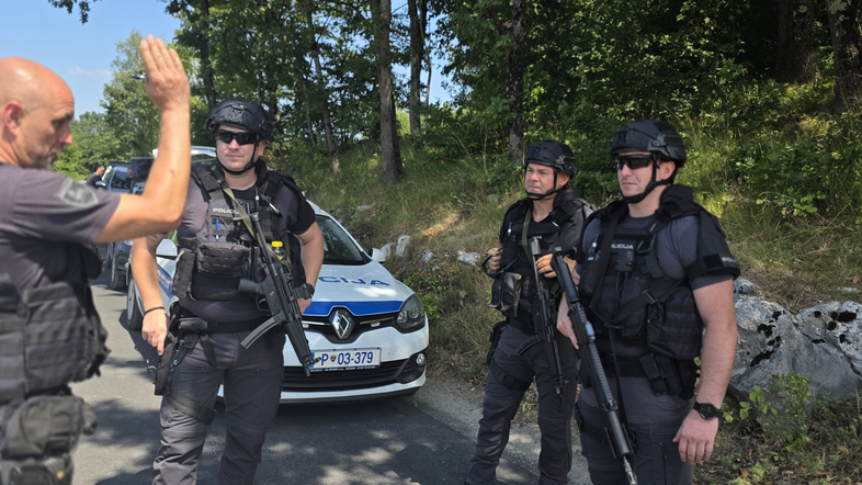 Oborožen ropar, policija