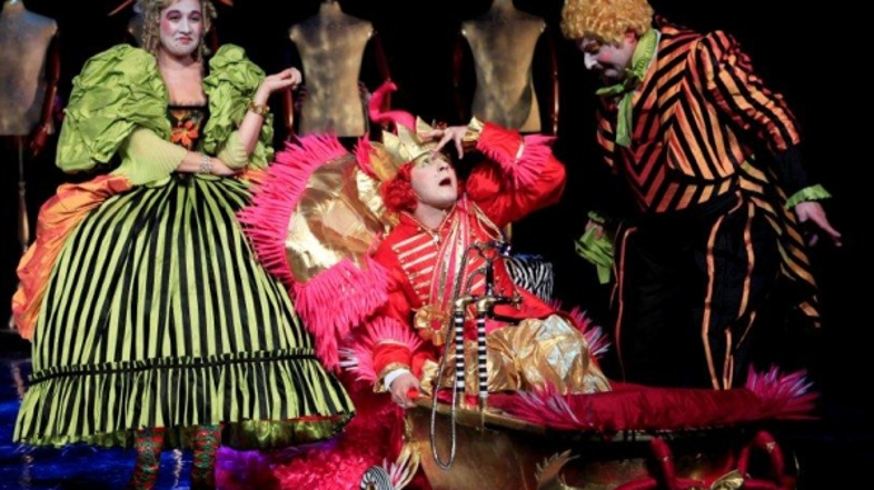 Igra Cesarjeva nova oblačila je zabavna igra za otroke, o Cesarju, ki se osmeši,