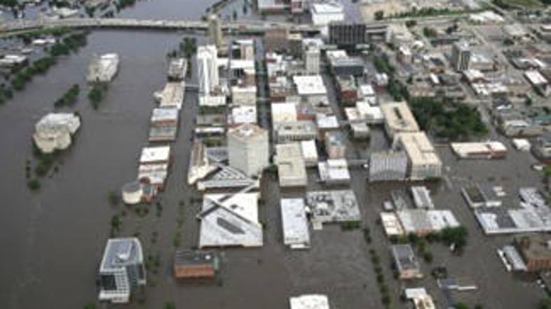Mesto Cedar Rapids je pod vodo.