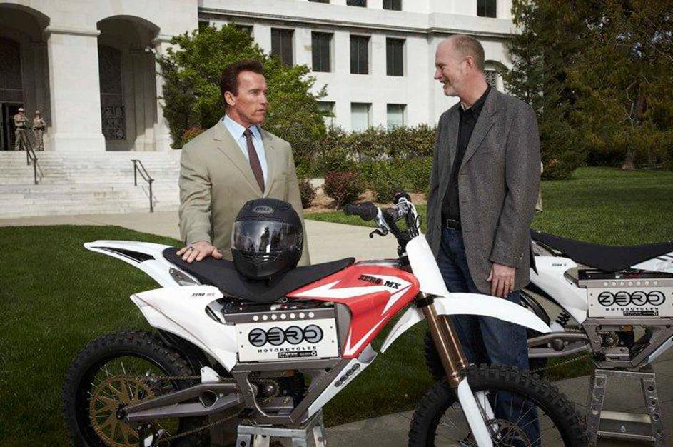 Arnold Schwarzenegger na predstavitvi električnih motorjev. (Foto: Autoblog)