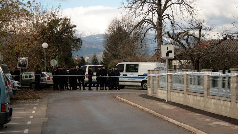Policiste naj bi ena od sledi vodila do Kamne Gorice. (Foto: Andraž Sodja)