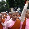 Desettisočim menihom so se pridružile tudi nune.