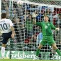 Michael Owen (številka 10) je Rusom na Wembleyju pred mesecem dni zabil dva gola