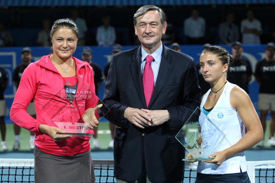 Obema igralkama je čestital in pokala podelil predsednik države Danilo Türk, ki 