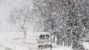 V dopoldanskih urah je ponekod po državi rahlo snežilo, vendar sneg ni povzročal