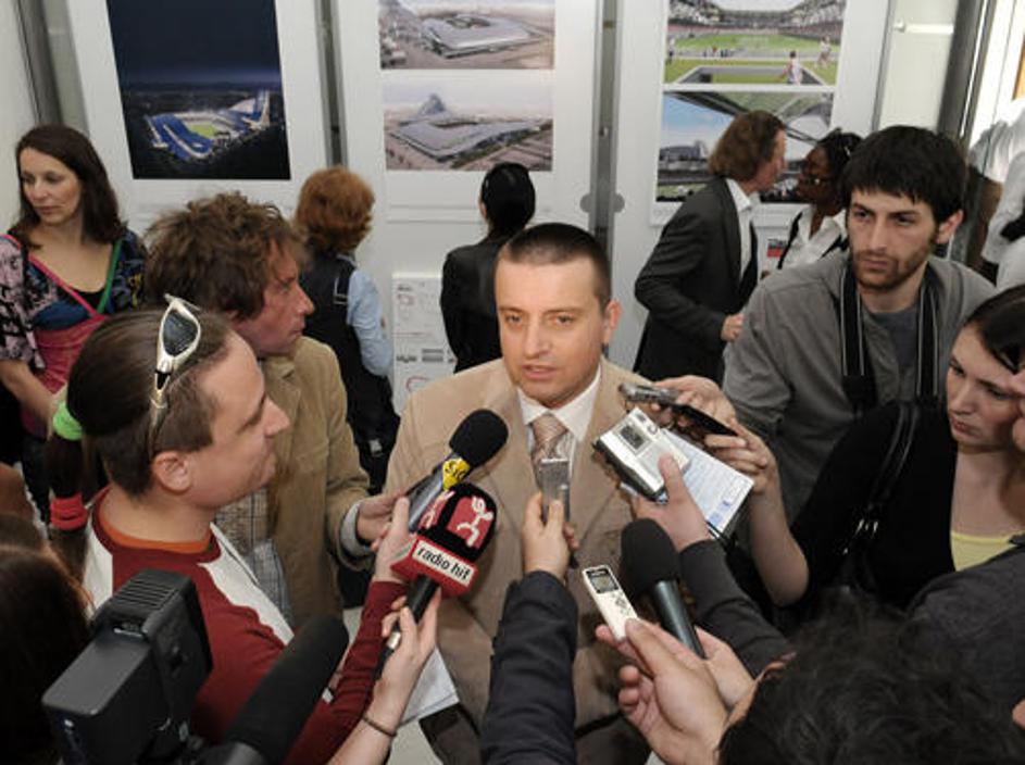 Joc Pečečnik je te dni zelo dobre volje.