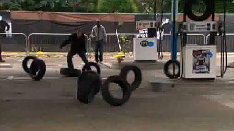 Wayne Rooney med bojem s pnevmatikami. FOTO: Youtube