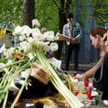 Beograd. Polaganje rož pred šolo