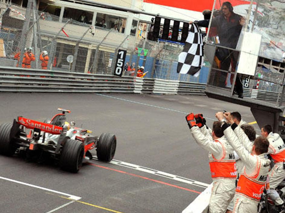 Prestižno dirko v Monte Carlu je dobil Lewis Hamilton.