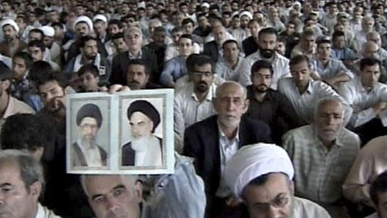 Govor ajatole pred petkovo molitvijo je poslušalo več deset tisoč Irancev.