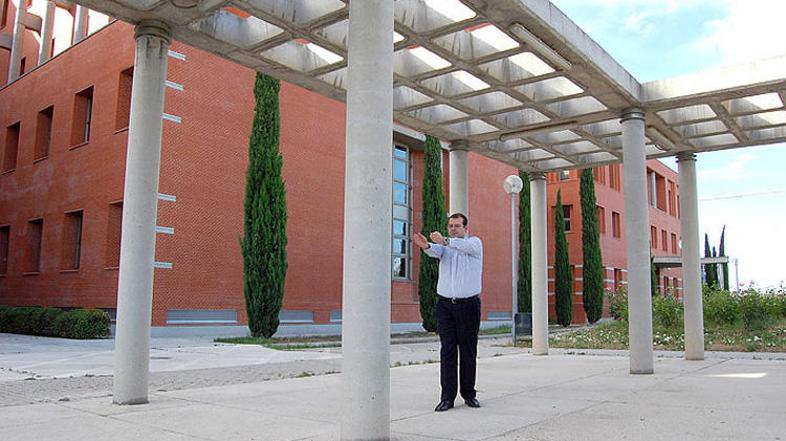 Juan Antonio Martinez med demonstriranjem orientacije s pomočjo sluha.