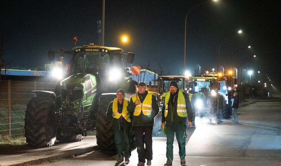 Kmetje besni na Lidl, pred trgovine so prišli s traktorji